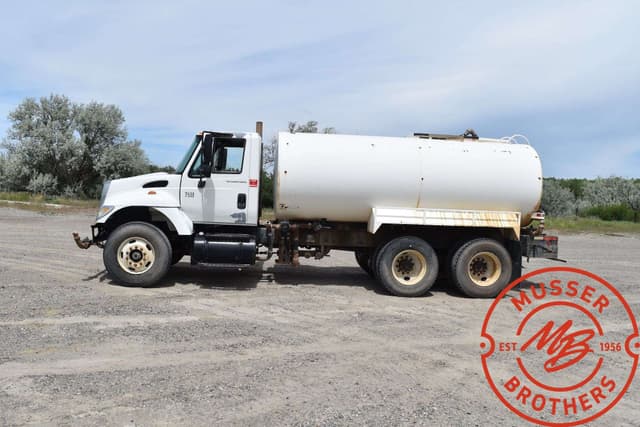 Image of International 7400 equipment image 3