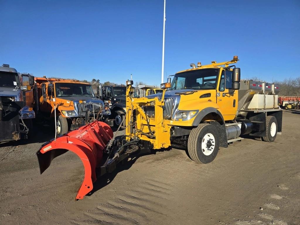 2005 International 7600 Equipment Image0