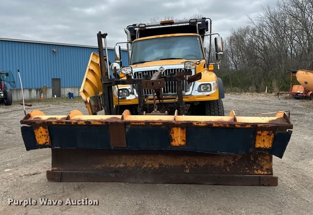 Image of International 7600 equipment image 1