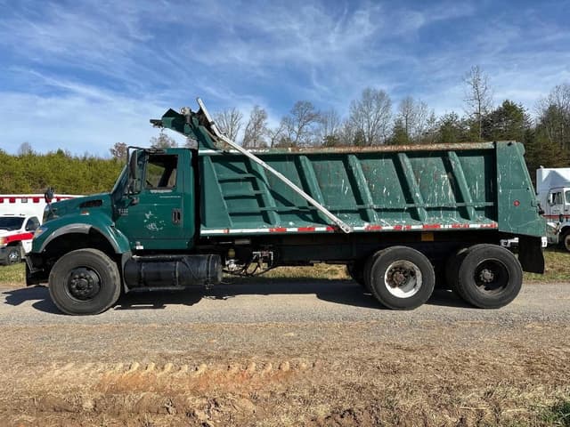 Image of International 7600 equipment image 1