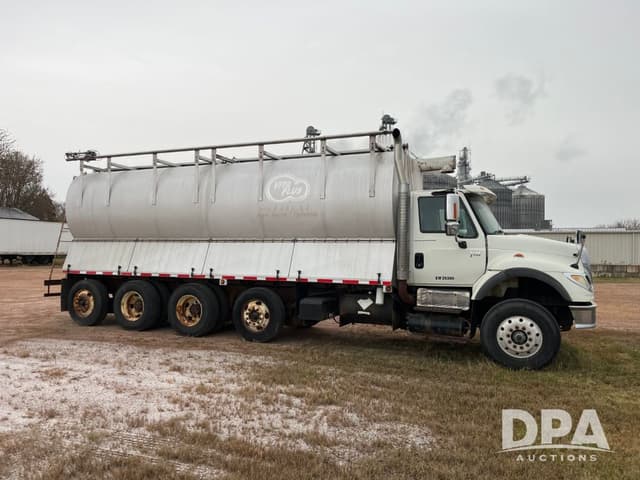 Image of International 7600 equipment image 3