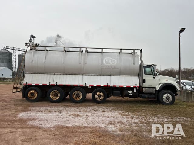 Image of International 7600 equipment image 4