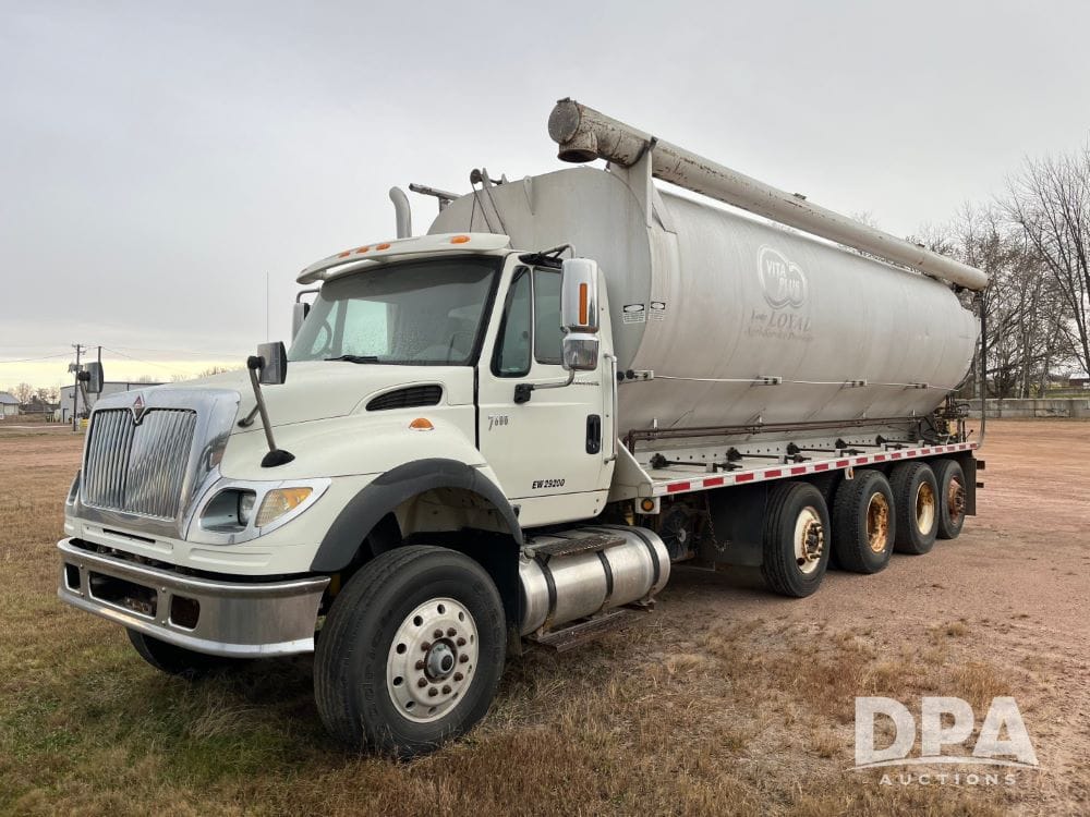 2005 International 7600 Equipment Image0