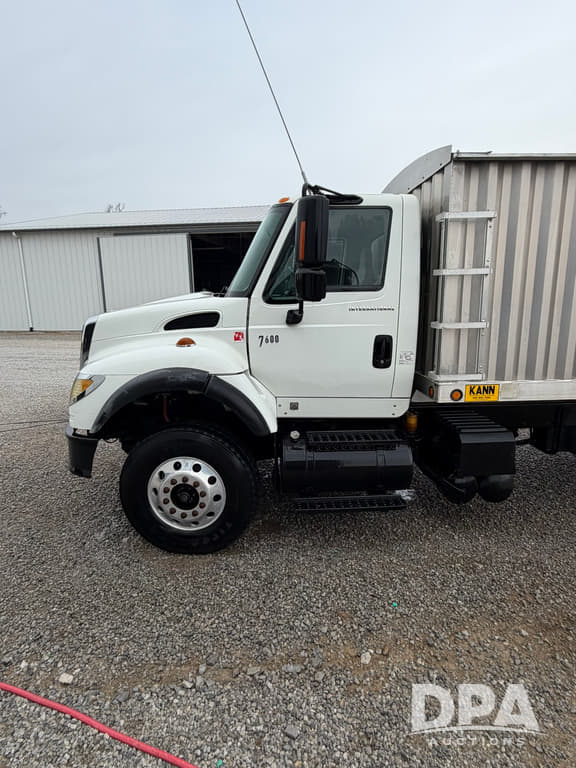 Image of International 7600 equipment image 3