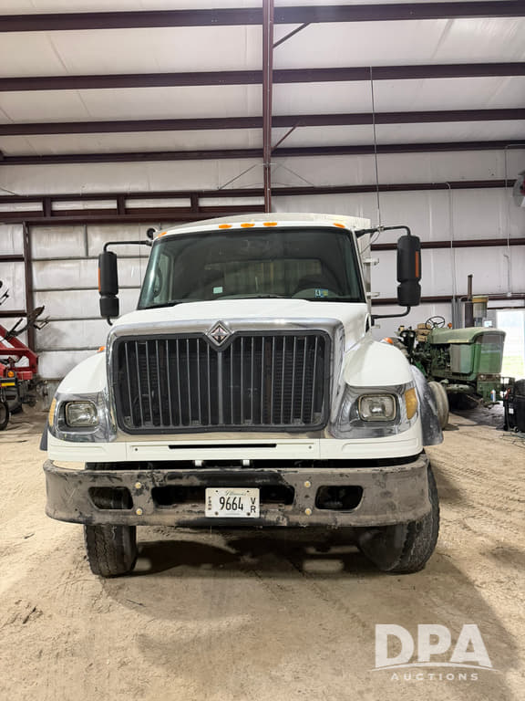 Image of International 7600 equipment image 1