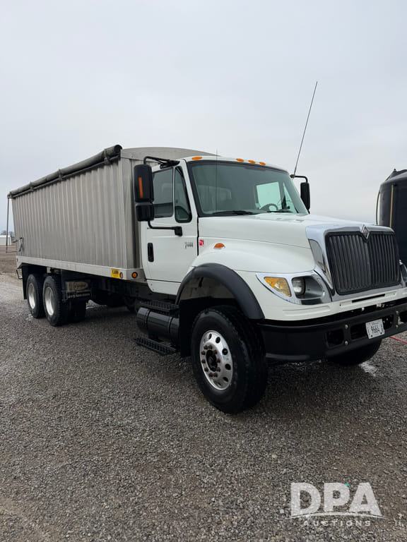 2005 International 7600 Equipment Image0