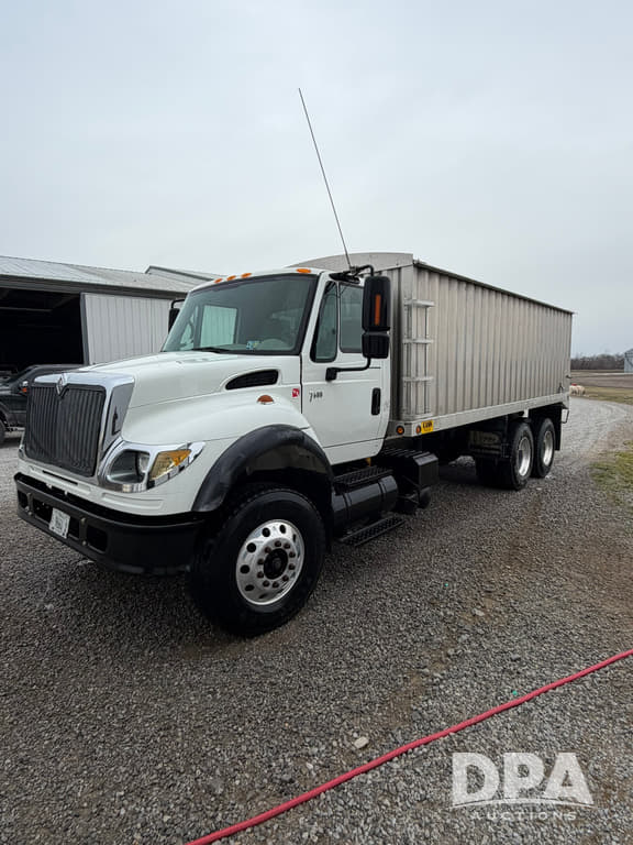 Image of International 7600 equipment image 2