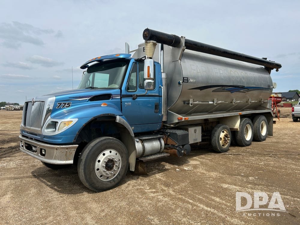 2005 International 7600 Equipment Image0