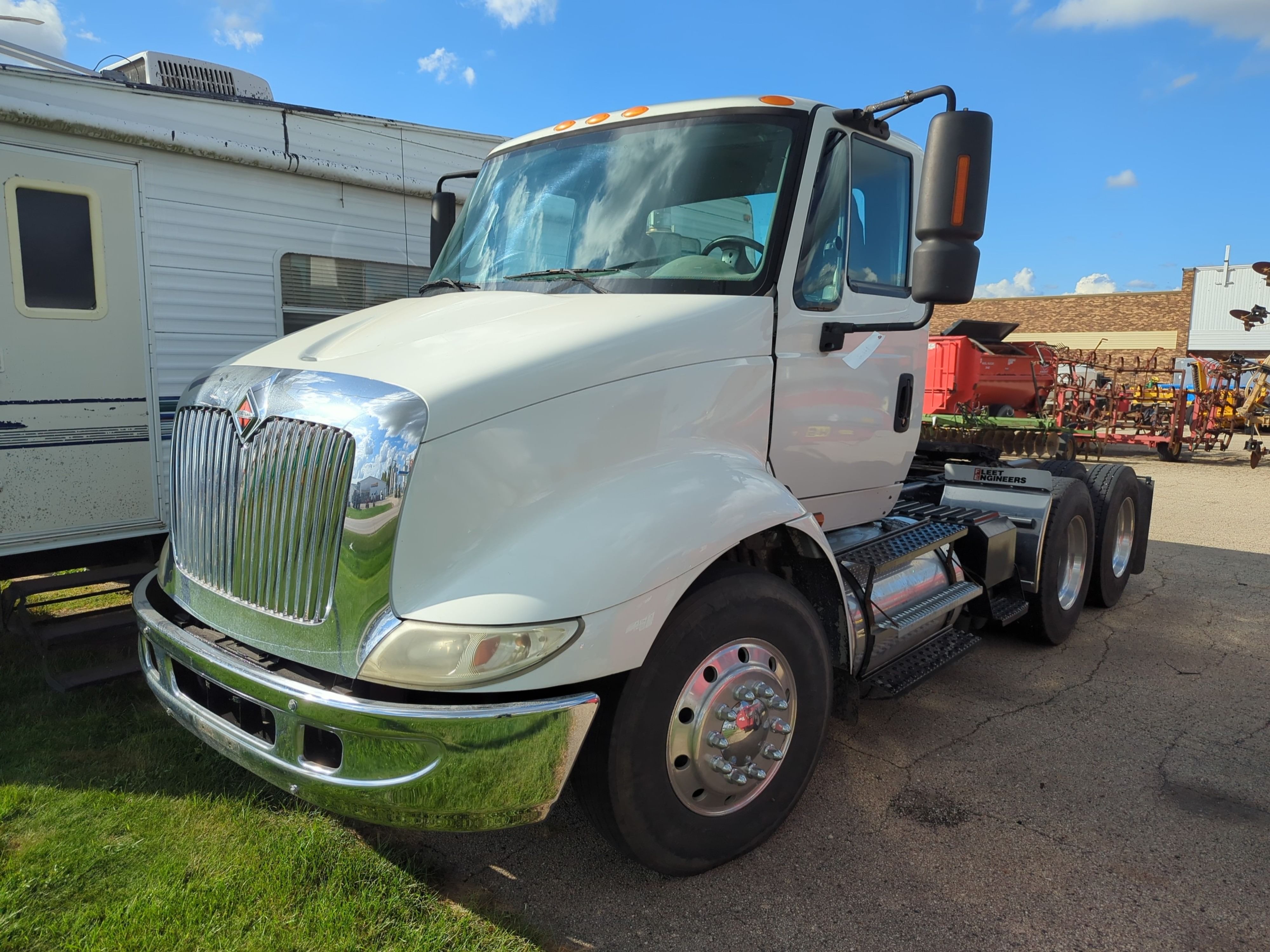 2005 International 8600 Equipment Image0