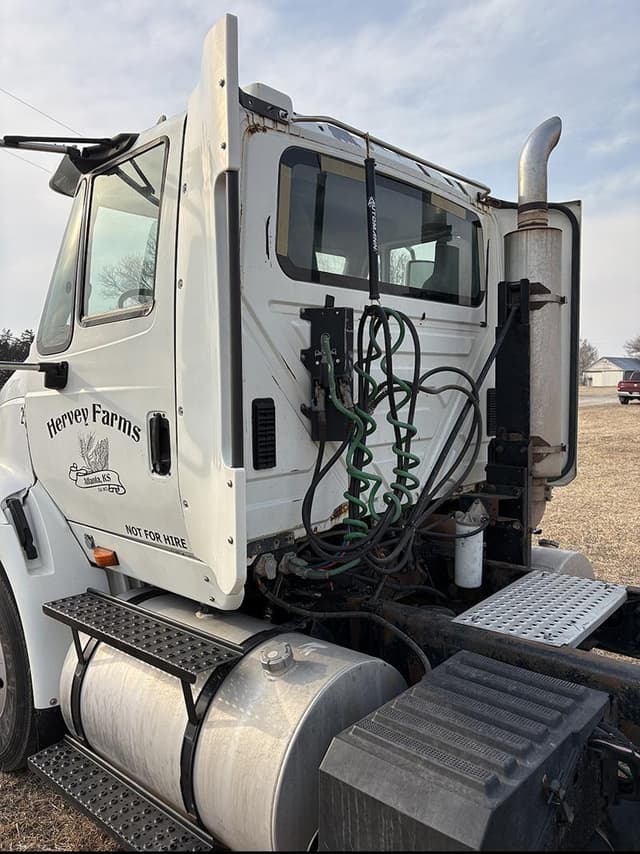 Image of International 8600 equipment image 4