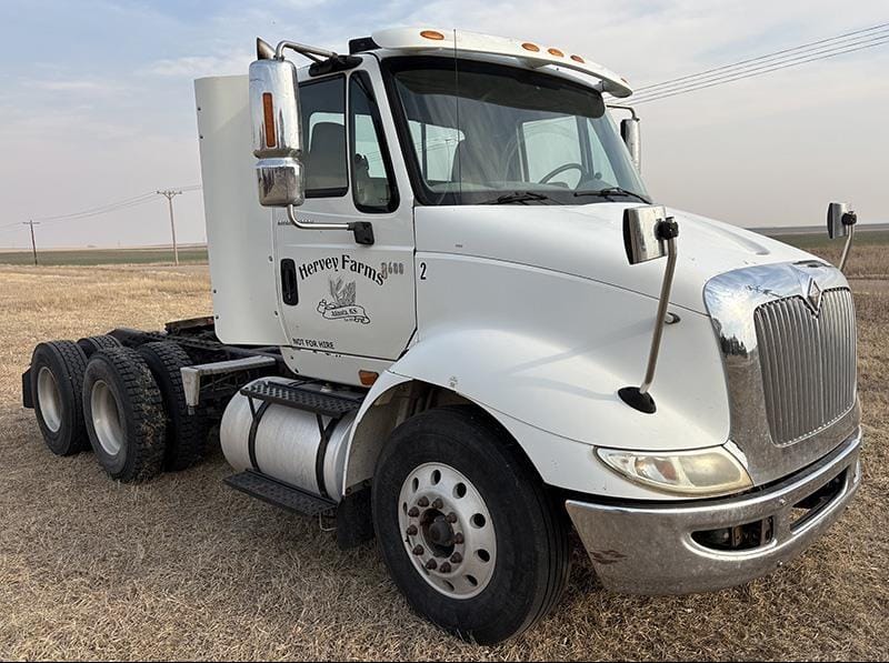 2005 International 8600 Equipment Image0