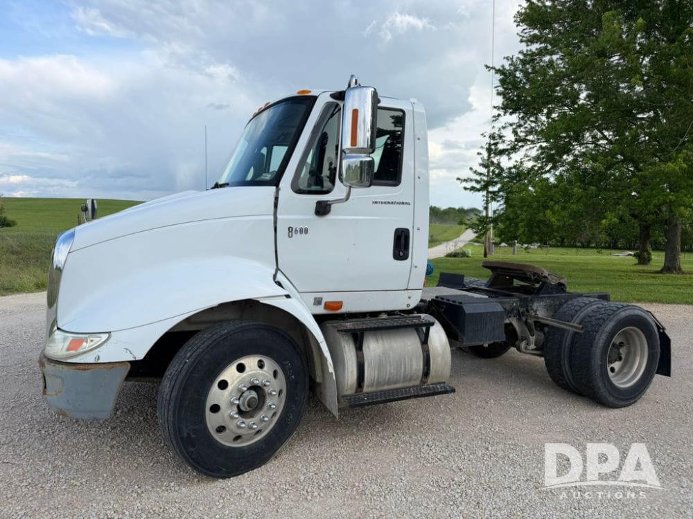 2005 International 8600 Equipment Image0