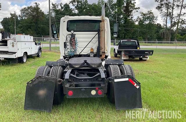 Image of International 8600 equipment image 3