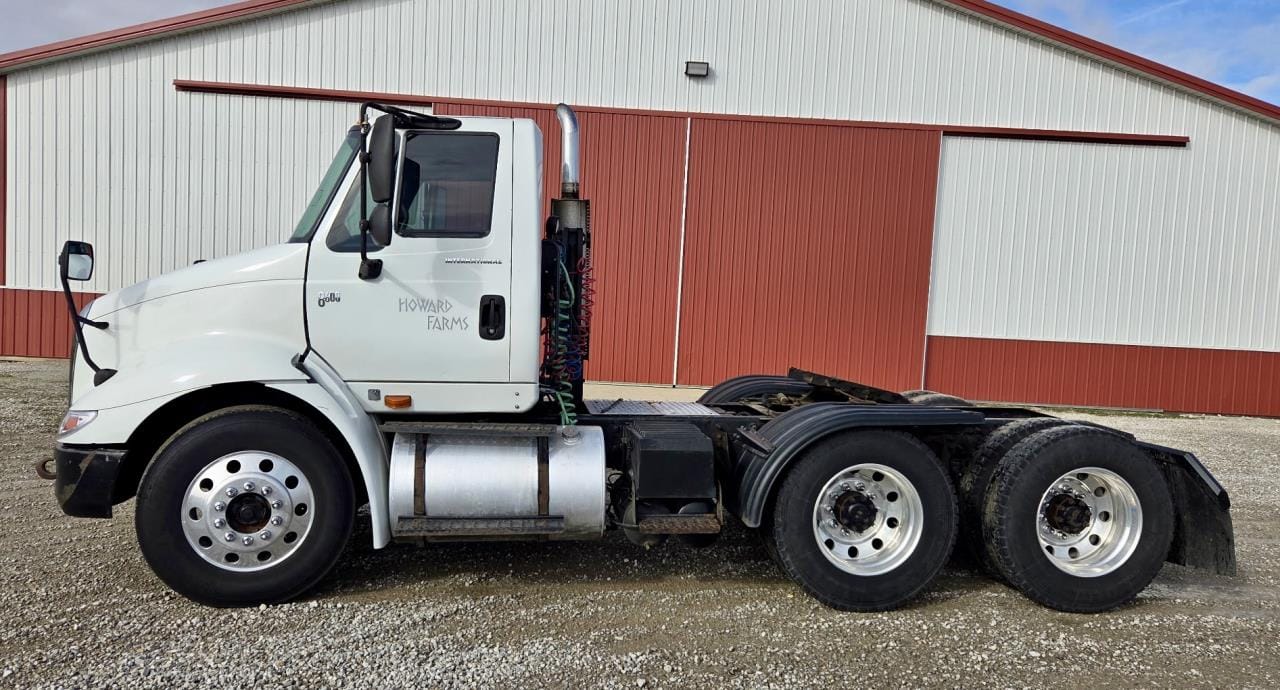 2005 International 8600 Equipment Image0