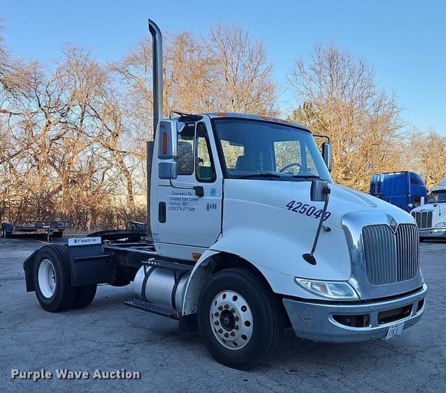 Image of International 8600 equipment image 2