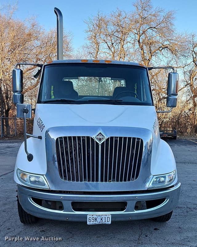 Image of International 8600 equipment image 1