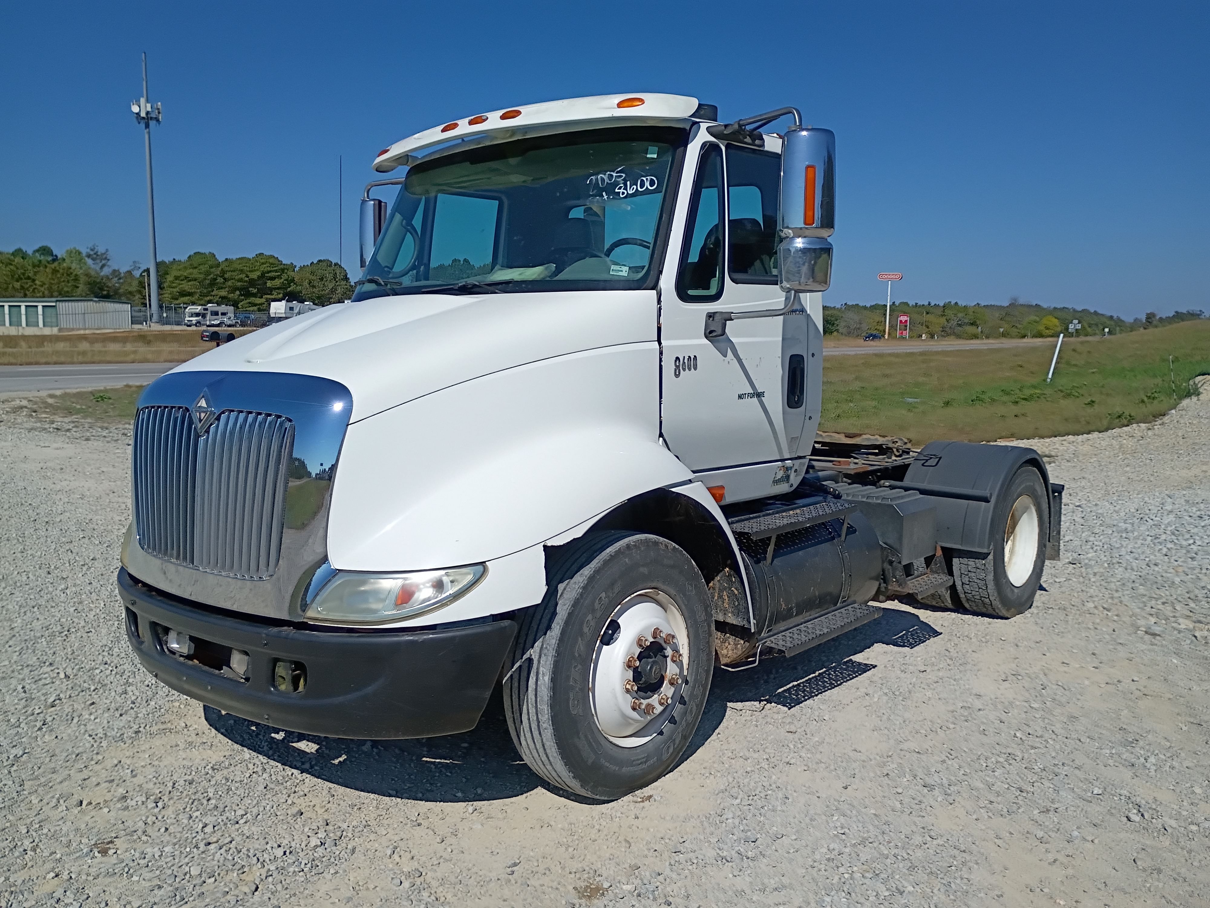 2005 International 8600 Equipment Image0