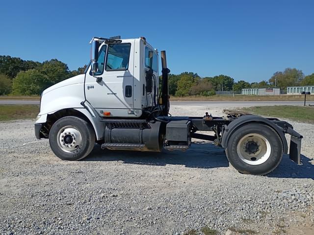 Image of International 8600 equipment image 3