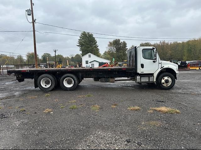 Image of Freightliner M2 106 equipment image 3
