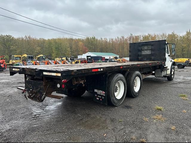 Image of Freightliner M2 106 equipment image 4
