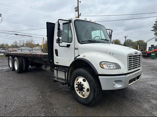 Image of Freightliner M2 106 equipment image 2
