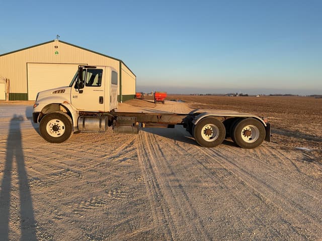 Image of International DuraStar 4400 equipment image 1