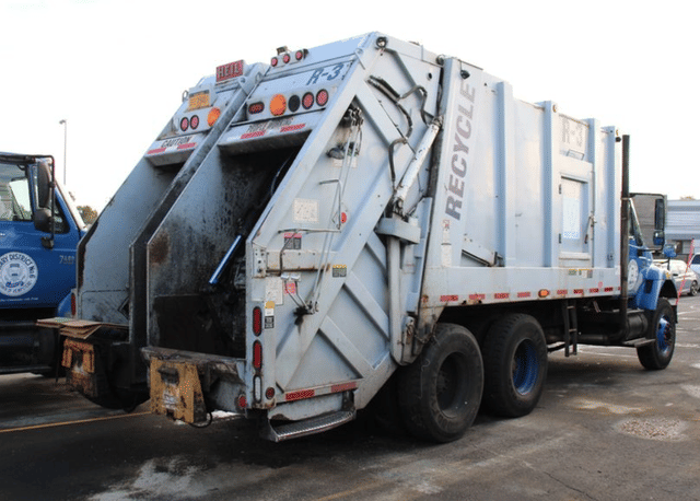 Image of International Workstar 7400 equipment image 2