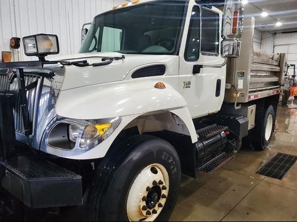 Image of International Workstar 7400 equipment image 2
