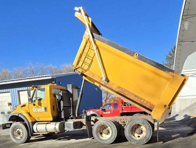 Image of International WorkStar 7600 equipment image 1