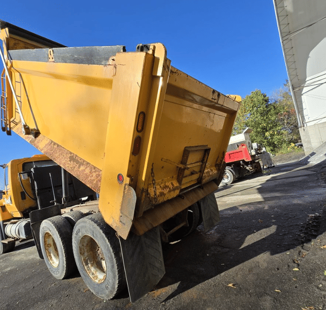 Image of International WorkStar 7600 equipment image 2