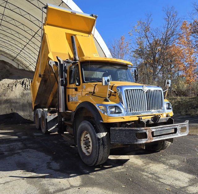 Image of International WorkStar 7600 equipment image 4