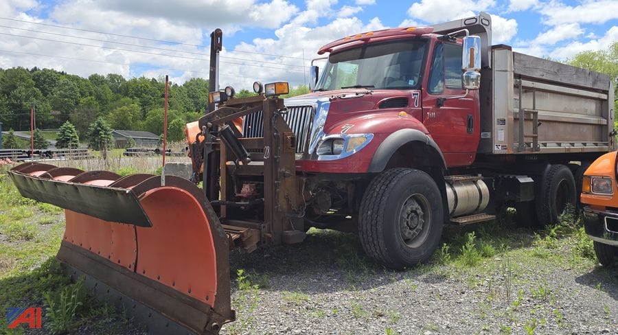 2005 International WorkStar 7600 Equipment Image0