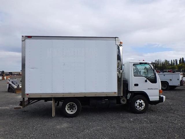 Image of Isuzu NPR equipment image 2