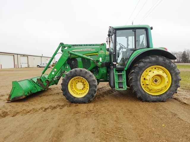 Image of John Deere 7420 equipment image 2