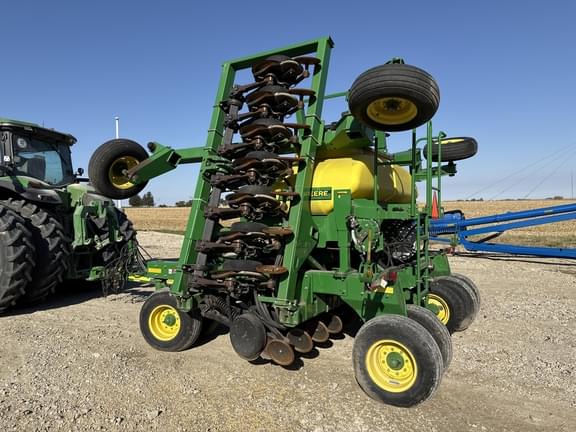 Image of John Deere 1690 equipment image 4