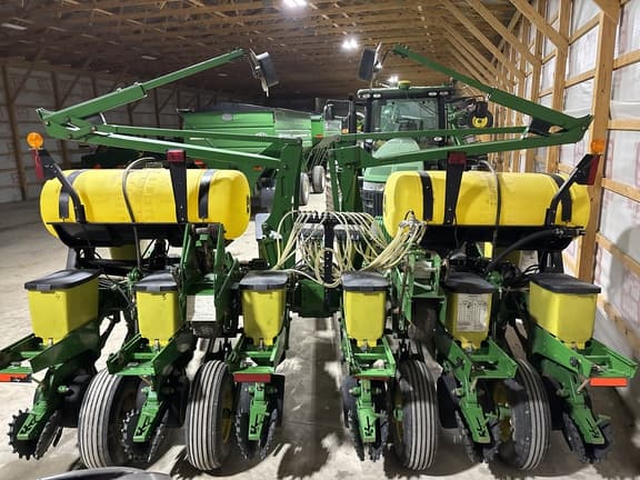 Image of John Deere 1760 equipment image 3