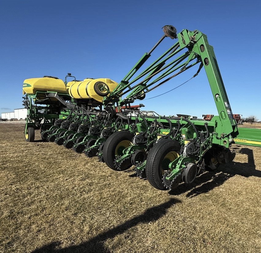 2005 John Deere 1770 Equipment Image0