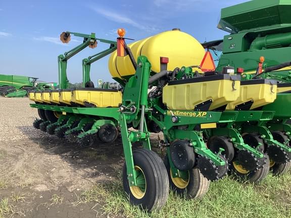 Image of John Deere 1770 equipment image 4