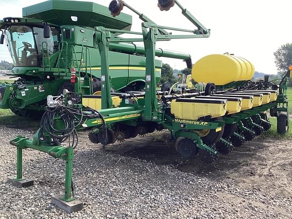 Image of John Deere 1770 equipment image 2