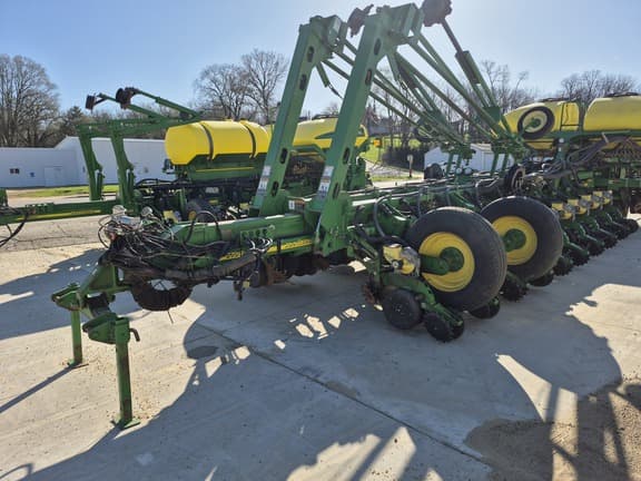 Image of John Deere 1770 equipment image 1