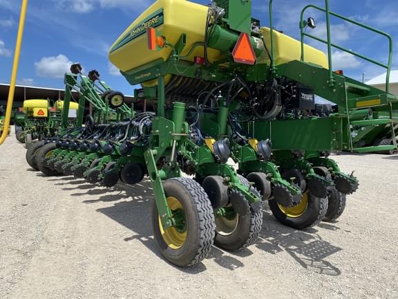 Image of John Deere 1770 equipment image 2