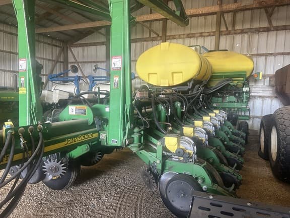 Image of John Deere 1770 equipment image 1