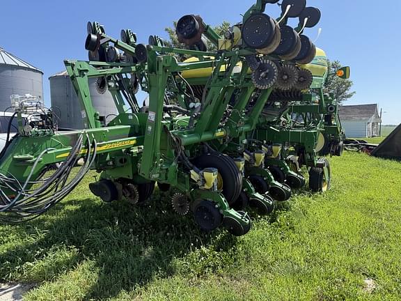 Image of John Deere 1790 equipment image 2