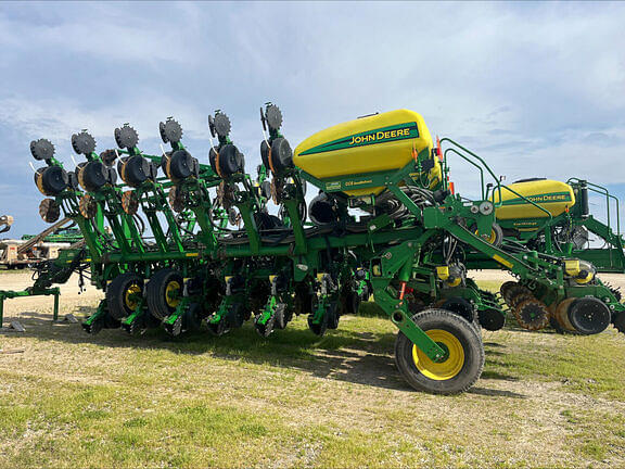 Image of John Deere 1790 equipment image 1