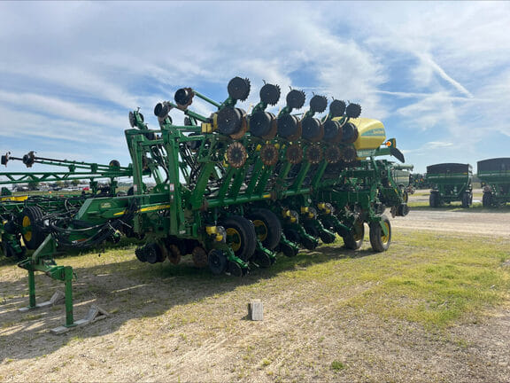 2005 John Deere 1790 Equipment Image0