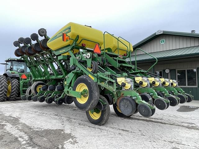 Image of John Deere 1790 equipment image 2