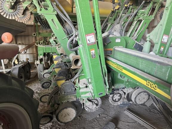 Image of John Deere 1790 equipment image 3