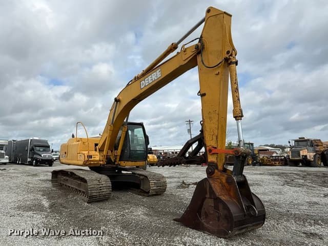 Image of John Deere 200C LC equipment image 2
