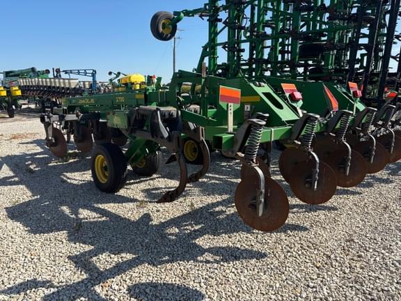 Image of John Deere 2700 equipment image 3