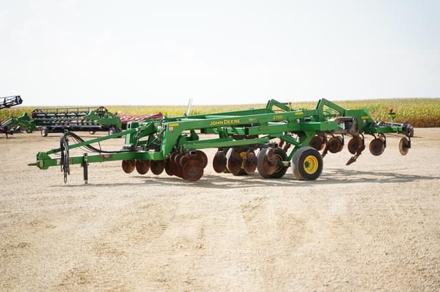 Image of John Deere 2700 equipment image 1
